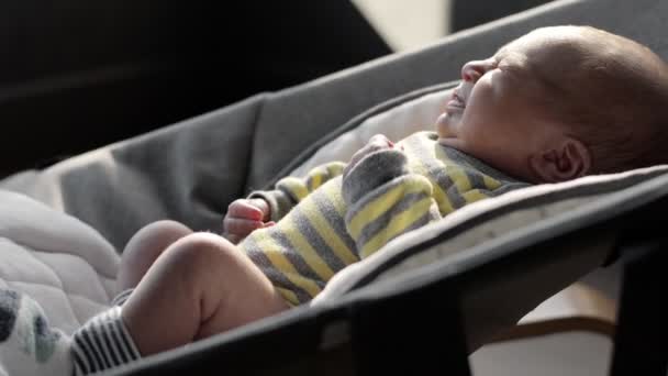 Pasgeboren Baby Slaapt Rusteloos Koliek Bij Kinderen — Stockvideo