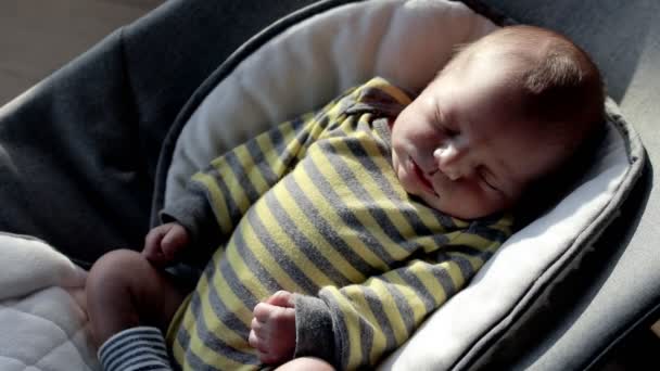 生まれたばかりの赤ん坊は落ち着きなく眠り 子供のコリック — ストック動画