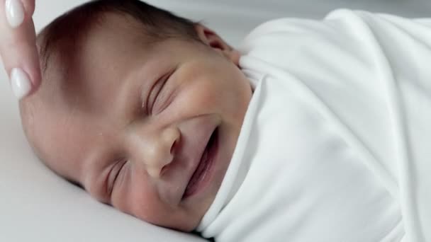 Nyfödda Barn Ler Och Hans Panna Försiktigt Rörd För Att — Stockvideo