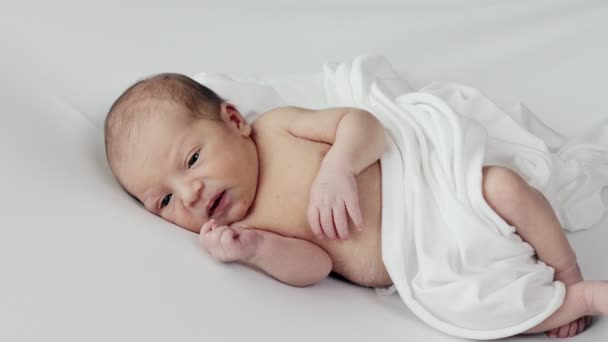 Visão Lateral Bebê Recém Nascido Feliz Deitado Cama Olhando Para — Vídeo de Stock