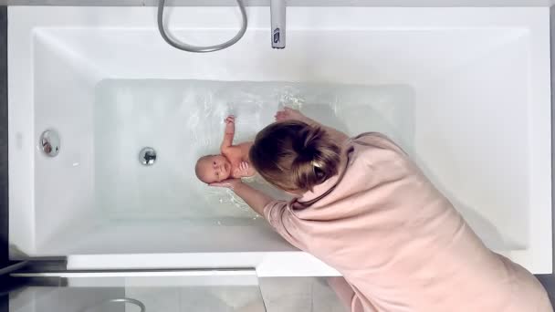 Ansicht Von Oben Mutter Badet Ihr Neugeborenes Pflegekonzept Für Neugeborene — Stockvideo