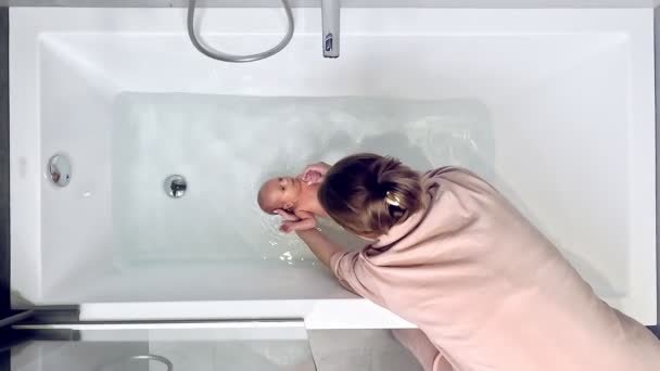 Visão Superior Mãe Banhando Seu Bebê Recém Nascido Conceito Cuidado — Vídeo de Stock