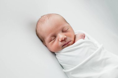 Yeni doğmuş bebek uyuyor. Mutlu aile çocuğu hayali konsepti. Tatlı yaşam tarzı yeni doğmuş bebek uyuyor..
