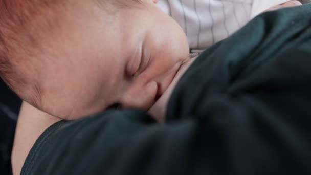 Primer Plano Del Bebé Recién Nacido Chupa Leche Materna Hermoso — Vídeos de Stock