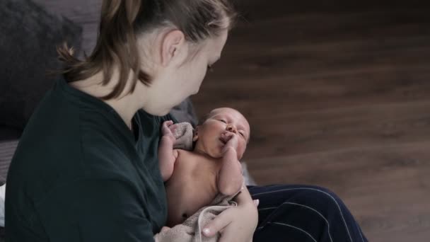 Mãe Amorosa Cuidar Seu Bebé Recém Nascido Casa Mãe Abraçando — Vídeo de Stock
