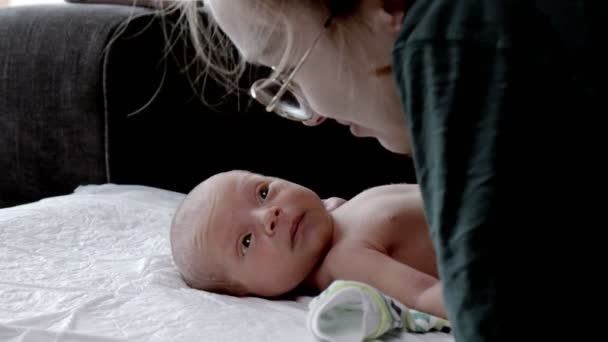 Mor Gør Gymnastik Med Nyfødt Baby Der Ligger Sort Sofa – Stock-video