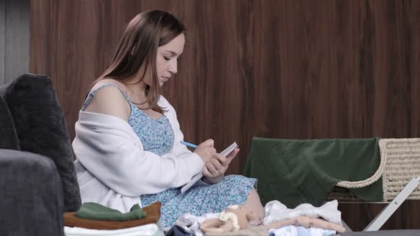Mujer Embarazada Está Empacando Ropa Bebé Para Hospital Maternidad Mujer — Vídeos de Stock