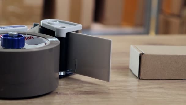 小包の構成のパッキング テープ ディスペンサー ラップトップおよびペーパー箱が付いている構成 — ストック動画