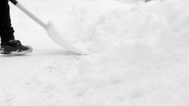 Loupáním Sněhu Lopatou Dvoře — Stock video