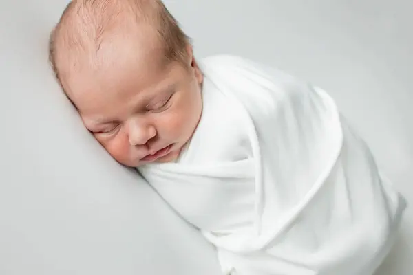 Закройте Милого Новорожденного Ребенка Спящего Белом Фоне — стоковое фото
