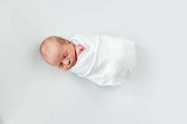 Beyaz Arka Planda Uyuyan Şirin Yeni Doğmuş Bebeğe Yakın Çekim — Stok fotoğraf