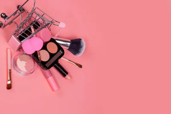 Ferramentas Maquiagem Profissional Produtos Maquiagem Fundo Rosa Conjunto Vários Produtos — Fotografia de Stock