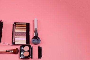 Boş fotokopi alanı olan yüz kozmetik ürünleri ile güzellik geçmişi. Makyaj, pastel renkli arka planlı cilt bakımı konsepti.