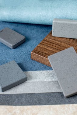 İç tasarım için malzeme örnekleri. Kumaş duvar kağıdı, yapay taş örnekleri, ahşap....