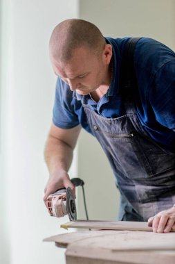 Zemin ya da duvar için seramik kiremit kesen profesyonel tiler. Döşeme ve döşeme