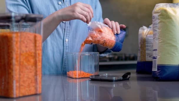 Kadın Mutfaktaki Depoyu Düzenlemek Için Plastik Kutu Kullanıyor Gıda Ürünlerinin — Stok video