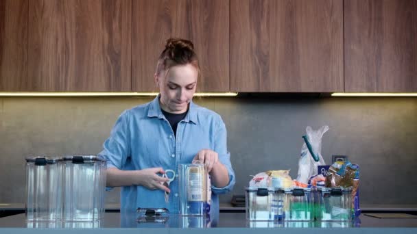 Організація Зберігання Кухні Використовує Пластиковий Футляр Розміщення Сортування Продуктів Харчування — стокове відео