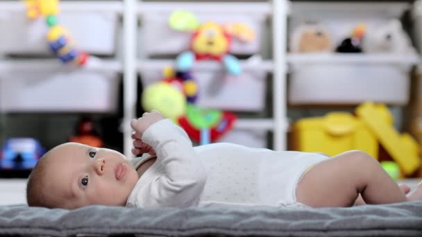 Bebê Está Tapete Move Suas Pernas Braços — Vídeo de Stock