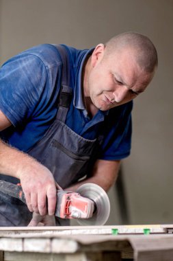 Zemin ya da duvar için seramik kiremit kesen profesyonel tiler. Döşeme ve döşeme