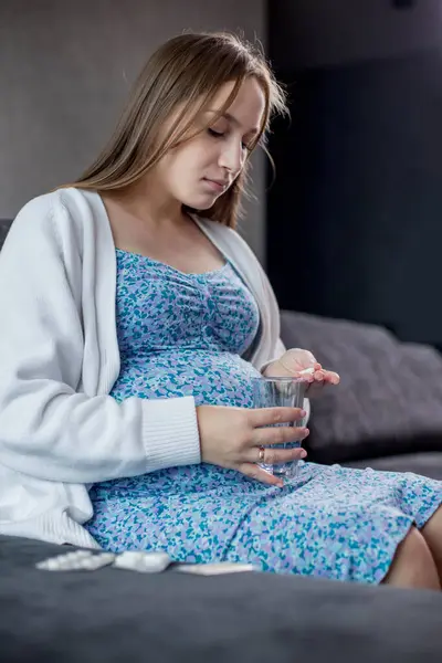 Μια Έγκυος Γυναίκα Παίρνει Ένα Ποτήρι Νερό Για Πάρει Ένα — Φωτογραφία Αρχείου