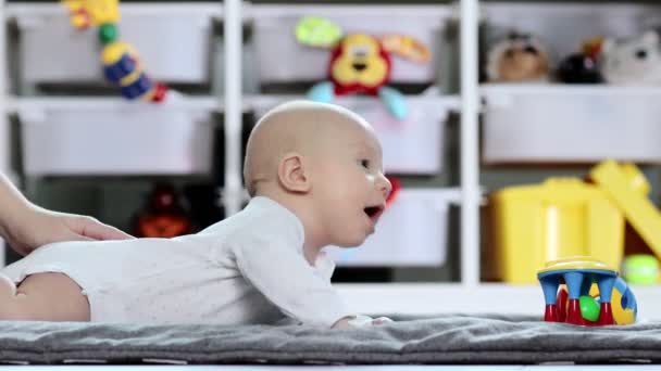 Małe Zdrowe Dziecko Bawełnianym Body Leży Brzuchu Dywanie Jasnym Pokoju — Wideo stockowe