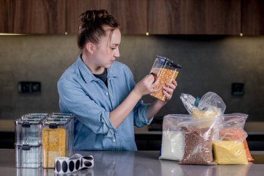 İyi bir kadın yiyeceklerin plastik kutulara konmasını organize eder. Kadın kutular dolusu yiyecek imzalıyor..