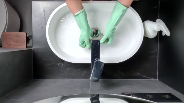 女服务员或男巫带着绿色橡胶手套在浴室洗碗和水龙头 — 图库视频影像