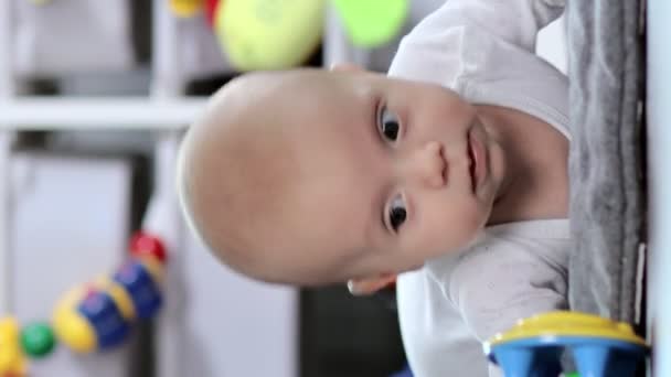 Bebé Acuesta Sobre Estómago Mira Juguete Video Vertical — Vídeos de Stock