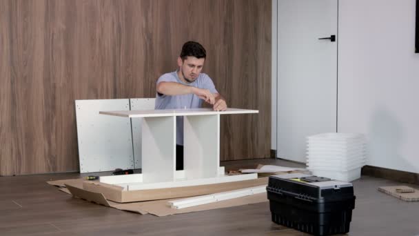 Bărbat Colectează Mobilier Într Apartament Nou Asamblați Conceptul — Videoclip de stoc