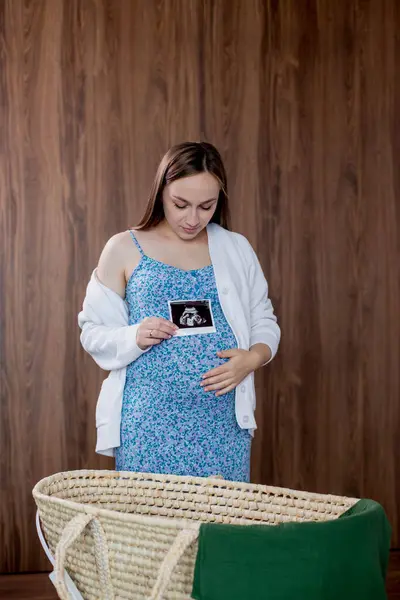 Μια Έγκυος Γυναίκα Κοιτάζει Την Υπέρηχο Φωτογραφία Του Μωρού Της — Φωτογραφία Αρχείου