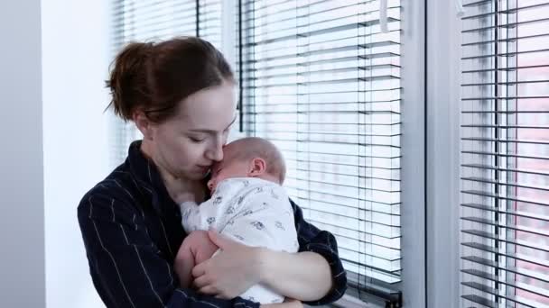 Мать Держит Руках Новорожденного Ребенка Молодая Мать Держит Утешает Своего — стоковое видео