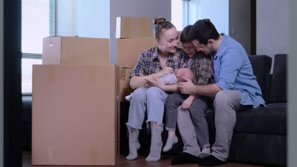 Familia Mudándose Una Casa Nueva Padres Felices Emocionados Con Niños — Vídeos de Stock