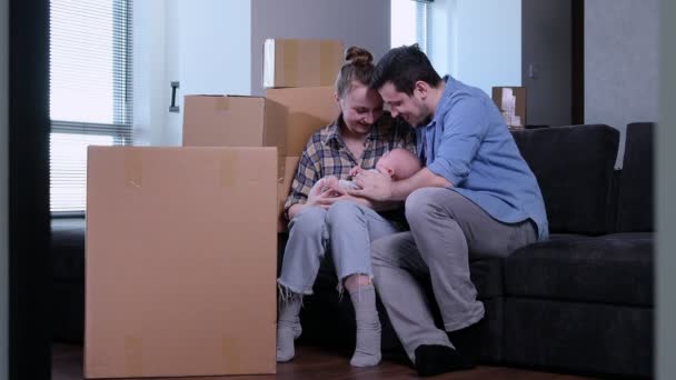 Uśmiechnięty Chłopak Wyskoczył Pudełka Trzymając Klucze Nowego Domu Rodzina Przenosi — Wideo stockowe