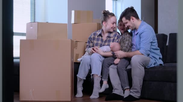 Famille Déménage Dans Une Nouvelle Maison Parents Heureux Excités Avec — Video