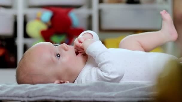 Bebé Acuesta Alfombra Mueve Sus Piernas Brazos — Vídeos de Stock