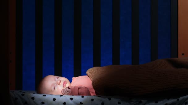 Roztomilé Malé Dítě Spí Kolébce Doma Noci — Stock video