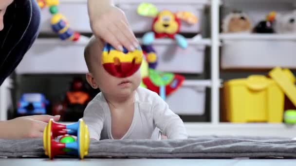 Dítě Leží Břiše Matka Ukazuje Hračku Dítěti — Stock video