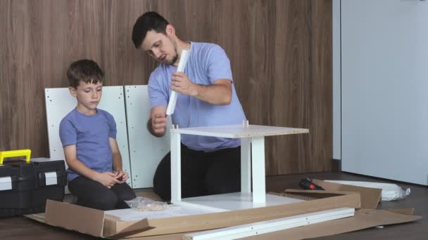 Padre Hijo Montan Nuevos Muebles Piso Nuevo Apartamento Concepto Experiencia — Vídeo de stock