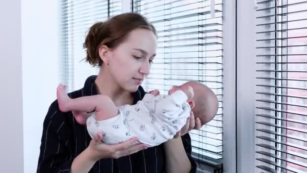 Een Moeder Houdt Een Pasgeboren Baby Haar Armen Een Jonge — Stockvideo
