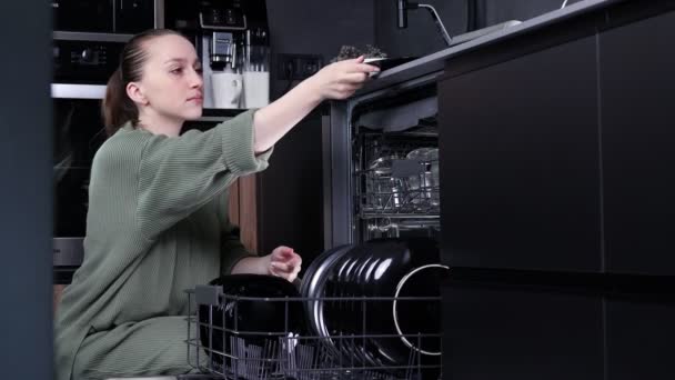 自宅で食器洗い機から清潔な料理をアンロードする女性 — ストック動画