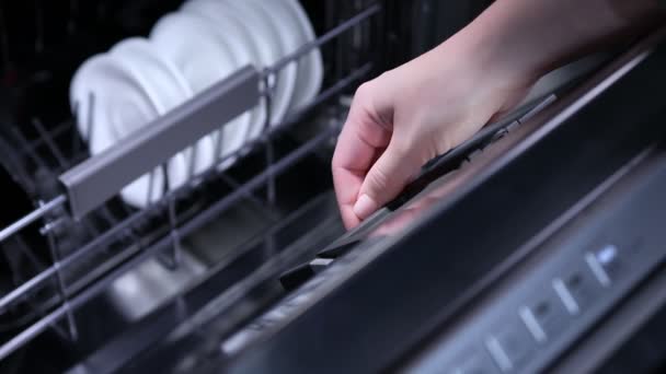 Primer Plano Mano Mujer Poner Cápsula Detergente Azul Lavavajillas — Vídeos de Stock
