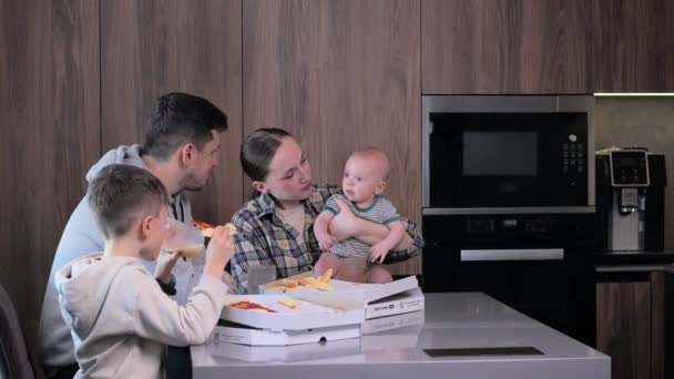 Gelukkige Familie Die Pizza Eet Uit Doos Thuis Pizza Leveringsconcept — Stockvideo