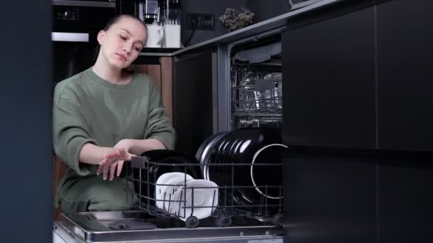 Femeia Care Descarcă Vase Curate Mașina Spălat Vase Acasă — Videoclip de stoc