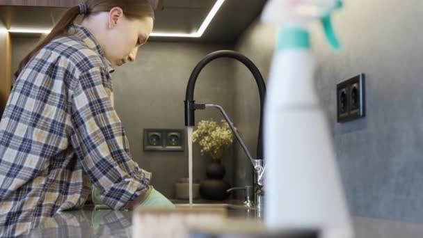 Jeune Femme Apparence Européenne Lave Vaisselle Dans Une Cuisine Moderne — Video