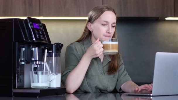 Vrouw Die Koffie Drinkt Werkt Laptop Buurt Van Koffiezetapparaat Thuis — Stockvideo