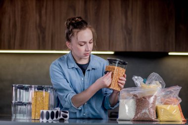 İyi bir kadın yiyeceklerin plastik kutulara konmasını organize eder. Kadın kutular dolusu yiyecek imzalıyor..