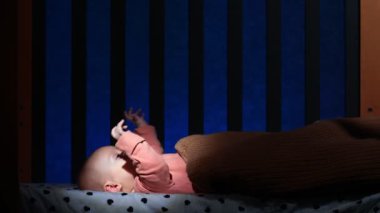 Evdeki beşikte uyuyan tatlı küçük bebek..