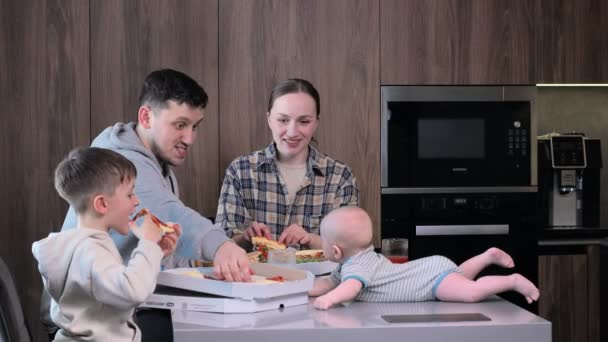 Joyeux Famille Manger Pizza Boîte Maison Concept Livraison Pizza — Video