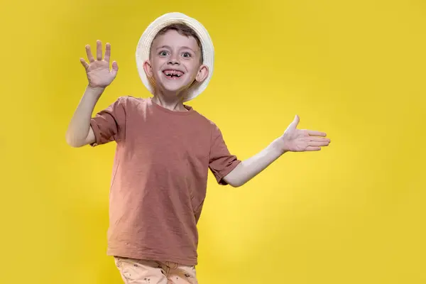 黄色の背景 海と夏の幸せな少年6 7歳の肖像画 ストックフォト