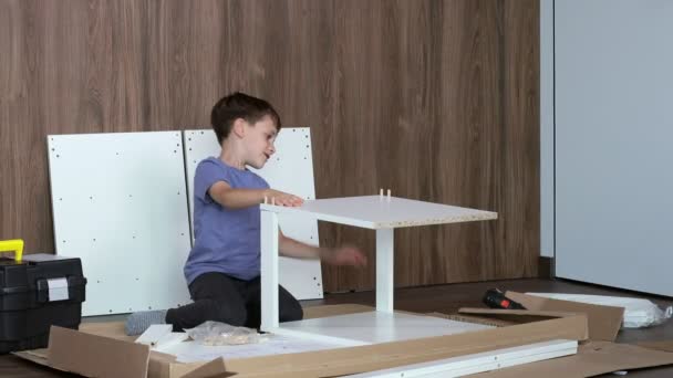 Little Boy Assembla Mobili Riparazione Montaggio Mobili — Video Stock